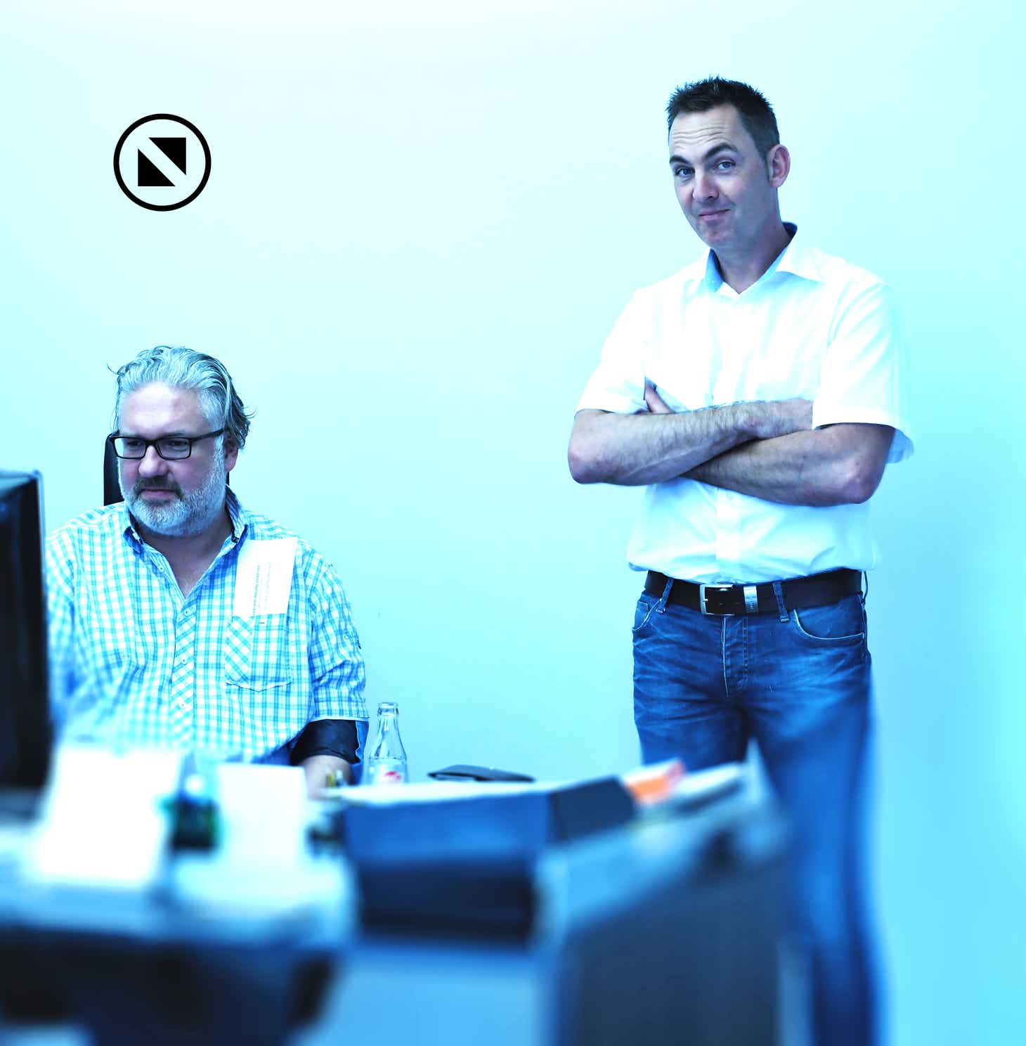 Abbildung: Foto Geschäftsführer Marcel Sternke und Mitarbeiter Pierre Mohr im Chefbüro