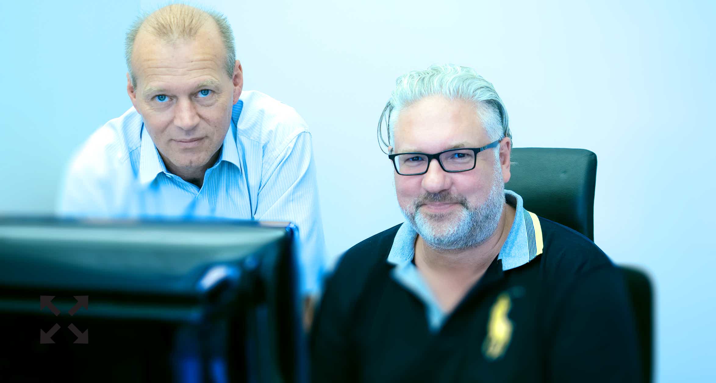 Abbildung: Foto Geschäftsführer Stefan Burger und Marcel Sternke am Computer