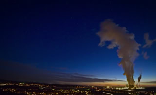 Kraftwerks- und Netzbetreiber - Strom kommt aus der Steckdose - Wir helfen Kraftwerks- und Netzbetreibern ihn da rein zu kriegen - Braunkohlekraftwerk bei K&ouml;ln - Abendstunde, Sonne untergegangen, blauer Himmel, K&uuml;hlwasserdampf-S&auml;ule ragt viele hundert Meter in Himmel