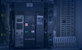 Leistungen - Schaltschränke - Wir konfigurieren und montieren Schaltanlagen - Blick in Schaltschrank mit Masterpact NT16 H1 von Schneider Electric