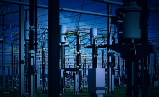 Umspannanlagen und Kraftwerke - Kabelverlegung und elektrische Installationen - Stromproduzenten und Netzbetreiber vertrauen auf unser Know How - Blick in Umspannanlage, Wirrwar von Masten, Leitungen, Isolatoren und Stromabnehmern, blauer Himmel mit wenigen Wolken