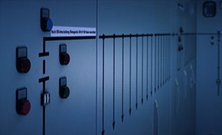 Schalttechnik - Mittelspannungsschaltanlagen - Wir konzipieren und montieren Luft und SF6-Gas isolierte Schaltanlagen für Mittelspannung bis 36 kV - Schaltschrankfront mit Leuchtanzeigen, Druckknöpfen und Schaltungsgrafik