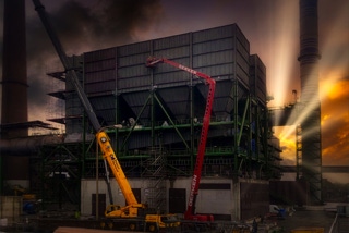 Baustelle Gebaeude Tuchfilteranlage Stahlwerk, links und rechts Schornsteine, Mitte zwei mobile Hubkraehne, Sonnenstrahlen im Gegenlicht - Baustelle braunes Gebaeude Tuchfilteranlage Stahlwerk Duisburg, links und rechts Schornsteine, Mitte zwei mobile Hubkraehne, Sonnenuntergang hinter Gebaeude mit goldenen Wolken, Sonnenstrahlen im Gegenlicht, Wolkenhimmel