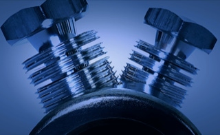 Lagerhaltung - Verbindungsmuffen - Wir halten immer eine große Auswahl an Muffen und Anschlußmaterial vor - Nahaufnahme Kabel-Verbindungsmuffe aus Aluminium, weißer Hintergrund