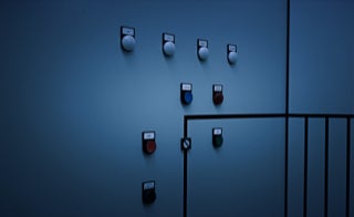 Leistungen - Automatisierungsschränke - Wir konzipieren, liefern und montieren Steuer- und Automatisierungsschränke mit speicherprogrammierbarer Steuerung - Front Schaltschrankanlage mit Knöpfen, Lampen und Schaltgrafik