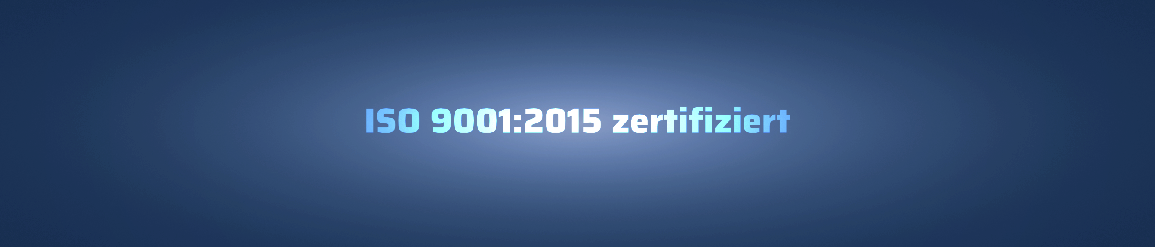 Wort ISO 9001:2015 Zertifizierung in Website-Font Saira auf Blau-Verlauf mit Transparenz, dahinter Skyline Hong Kong Vectorgrafik als Corporate Identity Element Elmo Group erkennbar
