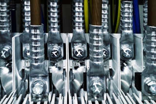 Nahaufnahme Verschraubungen in Niederspannungsschrankanlage ankommender, fingerdicker Niederspannungskabel-Adern - Projekt Produktionsanlage Solarlux - Nahaufnahme Verschraubungen in Niederspannungsschrankanlage ankommender, fingerdicker Niederspannungskabel-Adern - Projekt Produktionsanlage Solarlux