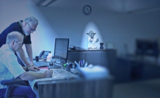 Ingenieurleistungen gehören zu unserem Projektmanagement - Geschäftsfuehrer Stefan Burger (vorne) und Marcel Sternke - Elmo Group Geschäftsfuehrer Stefan Burger (vorne) und Marcel Sternke im Büro am Schreibtisch mit Projektplan