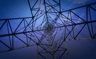 Leistungen - Nieder- und Mittelspannung - Wir sind Spezialisten für industrielle Großprojekte - Direkt unter Hochspannungsmast, senkrecht nach oben fotografiert, blauer Himmel