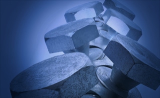 Lagerhaltung - Mittelspannungsmontage-Material - Muffen, Endverschlüsse und Anschlussmaterial halten wir in unserem Lager vor - Nahaufnahme Schraubenmuttern Mittelspannungsmuffe aus Aluminium, weisser Hintergrund mit Verlauf