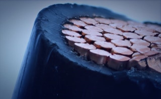 Lagerhaltung - Nieder- und Mittelspannungskabel - In unserem Lagerbestand halten wir gängige Kabeltypen zur sofortigen Verwendung bereit - Nahaufnahme Querschnitt vieladriges Mittelspannungskabel mit schwarzer Isolierungsummantelung