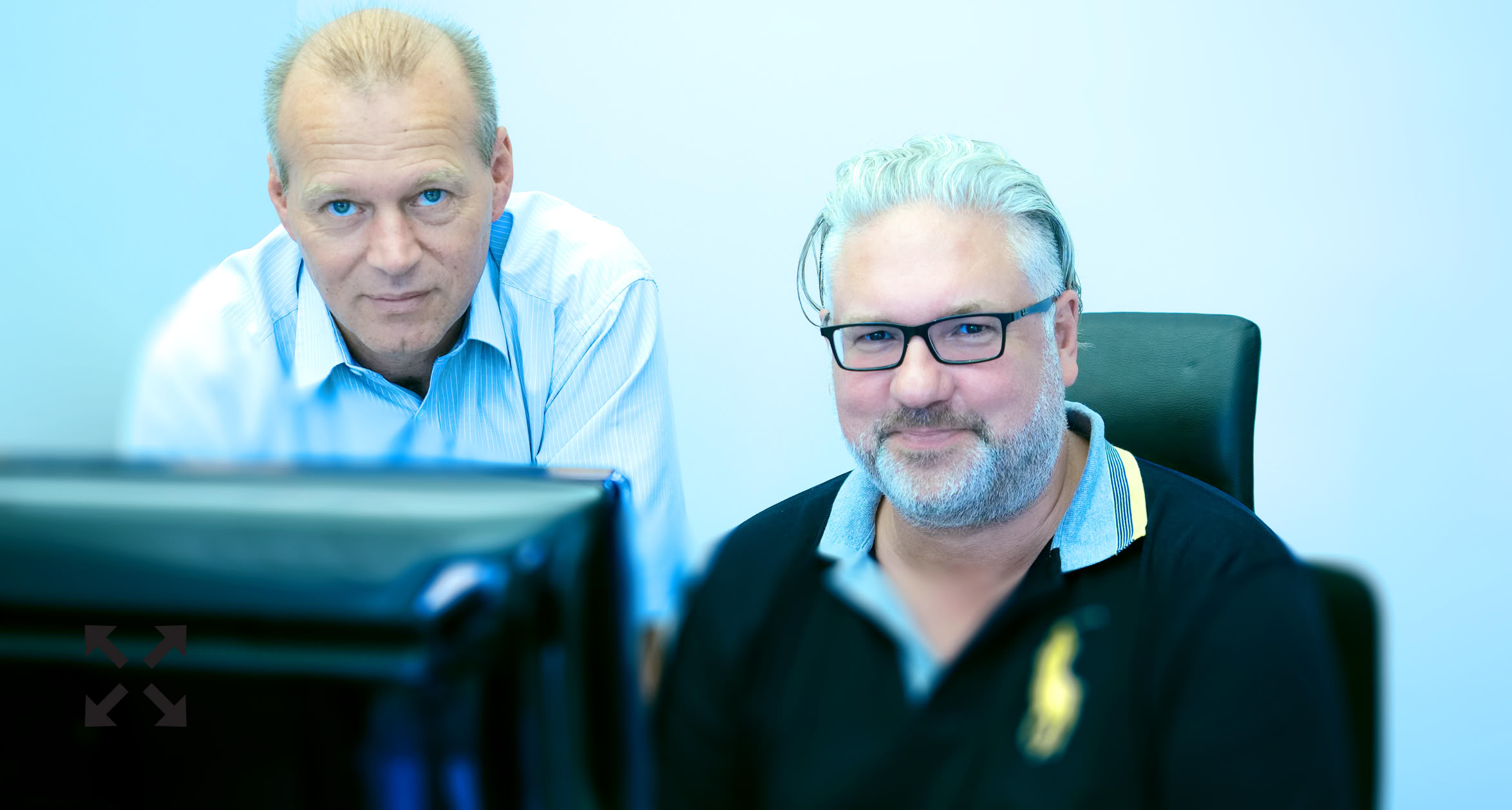Abbildung: Foto Gesch&auml;ftsf&uuml;hrer Stefan Burger und Marcel Sternke am Computer