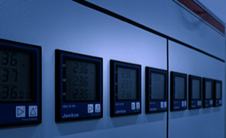 Leistungen - Automatisierungstechnik - Wir planen und montieren industrielle Automatisierungsanlagen - Schaltanlagenschrank mit Power Analysern UMG 96 RM von Janitza