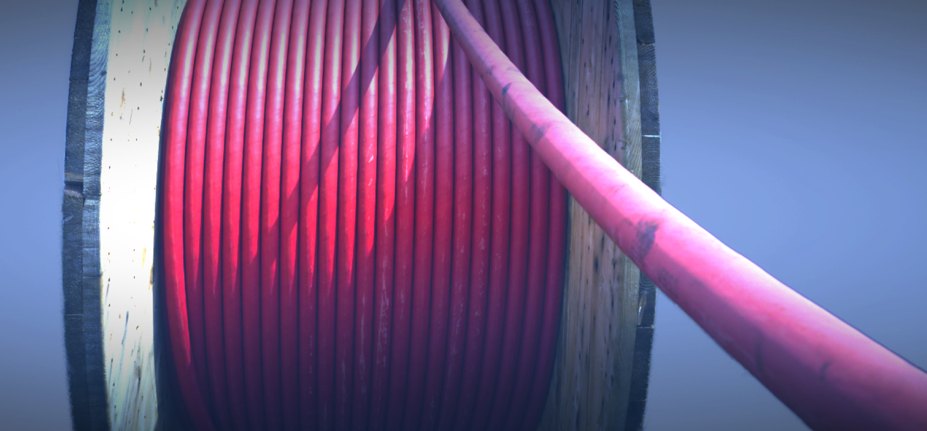 Foto einer grossen Holz-Konstruktion-Mittelspannungskabeltrommel, 3 Meter Durchmesser, rotes Kabel, freigestellt