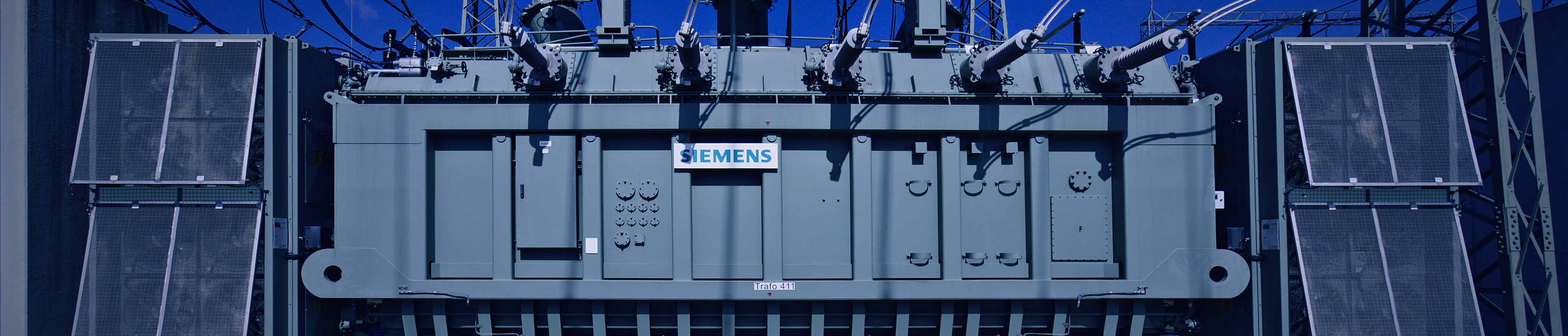 Siemens Oel-Transformator in Umspannanlage, blauer Himmel