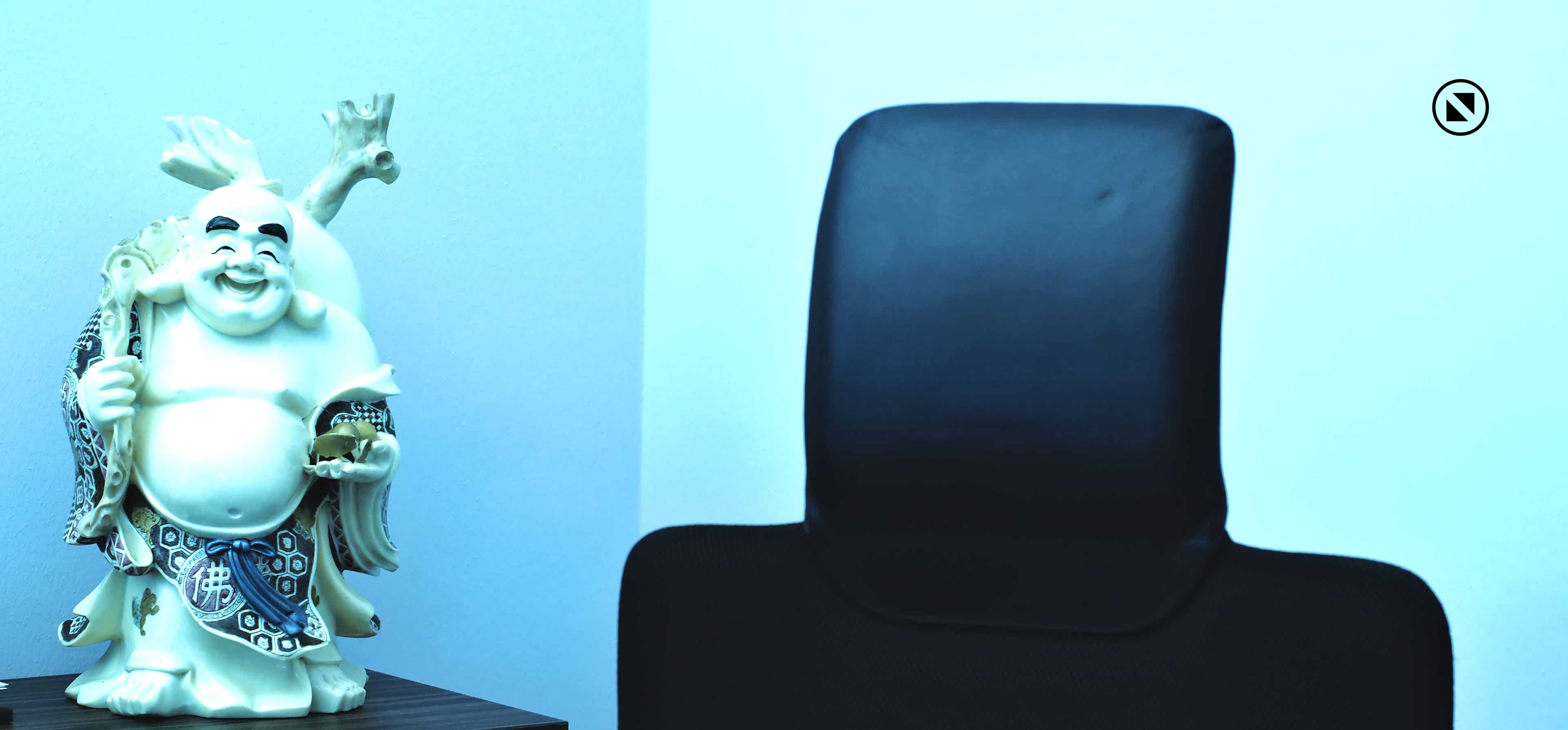Abbildung: Foto Impression Chefbüro ELMO GROUP Buddha auf Sideboard