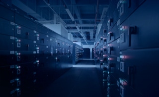 Kundenorientierung - Lernen Sie uns jetzt kennen - In einem persönlichen Gespräch erfahren Sie alles was Sie wissen möchten. Rufen Sie uns einfach an: 02838 - 814 oder -815 - Blick in langen Gang mit Schaltschrankanlagen links und rechts, leuchtende Lämpchen