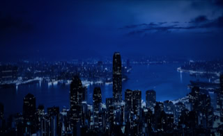 Elektrische Installationen - Turn Key Anlagen - Wir planen und realisieren schl&uuml;sselfertige Anlagen f&uuml;r alle Branchen - Nachtaufnahme Skyline Hong Kong mit Blick auf Hafen, klare Sicht