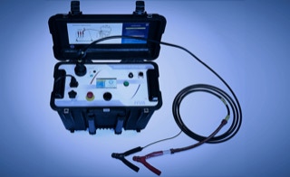 Ausrüstung - Betriebsausstattung - Wir sind mit Mess-, Prüf- und Diagnosegeräten der weltweit führenden Hersteller ausgerüstet - HVA Universal VLF und DC HV Test System Gerät b2 High-Voltage, geöffneter Deckel, weisser Untergrund