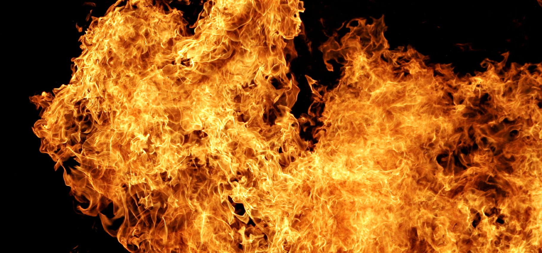 Foto orangefarbene Feuerwalze vor schwarz