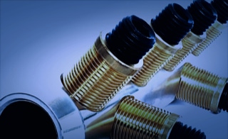 Nieder- und Mittelspannungsgarnituren - Kundenservice auch am Wochenende - Dank grosszuegigen Lagerhaltung koennen wir auf adhoc Kundenanfragen auch am Wochenende reagieren, unser Kunden-Notfallservice - Nahaufnahme Mittelspannungsgarnitur mit Messingschrauben, weisser Hintergrund mit Verlauf