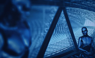 Zukunftsorientiert - Weiterbildungen - Alle Mitarbeiter werden regelm&auml;ssig intern und extern geschult - Computersimulation einer Dach-Tr&auml;gerstruktur aus Metall, rechts im Vordergrund eine Menschen &auml;hnliche, sitzende Roboterfigur mit gl&auml;nzender Metalloberfl&auml;che