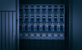 Herstellerunabhängig - Schaltanlagentechnik - Benötigte Komponenten kaufen wir herstellerunabhängig ein - Schaltschrank Innenleben mit Komponenten von Wöhner