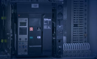 Leistungen - Schaltschr&auml;nke - Wir konfigurieren und montieren Schaltanlagen - Blick in Schaltschrank mit Masterpact NT16 H1 von Schneider Electric