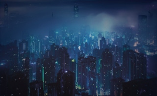 Unterbrechungsfreie Stromversorgung - Sichere Energieversorgung für Produktionsanlagen - Wir planen und realisieren sichere und ausfallfreie Stromversorgung für Betriebe - Nachtaufnahme Skyline Hong Kong mit Blick auf Hafen, wolkenverhangen, Lichter im Nebel