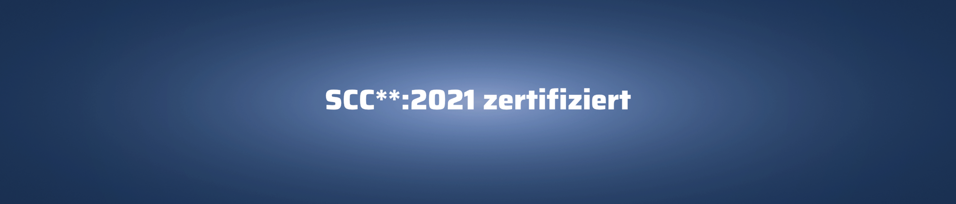 Wort SSC**:2021 Zertifizierung in Website-Font Saira auf Blau-Verlauf mit Transparenz, dahinter Skyline Hong Kong Vectorgrafik als Corporate Identity Element Elmo Group erkennbar