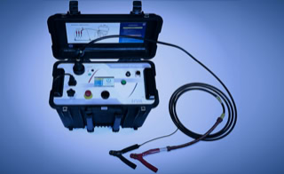 Ausr&uuml;stung - Betriebsausstattung - Wir sind mit Mess-, Pr&uuml;f- und Diagnoseger&auml;ten der weltweit f&uuml;hrenden Hersteller ausger&uuml;stet - HVA Universal VLF und DC HV Test System Ger&auml;t b2 High-Voltage, ge&ouml;ffneter Deckel, weisser Untergrund