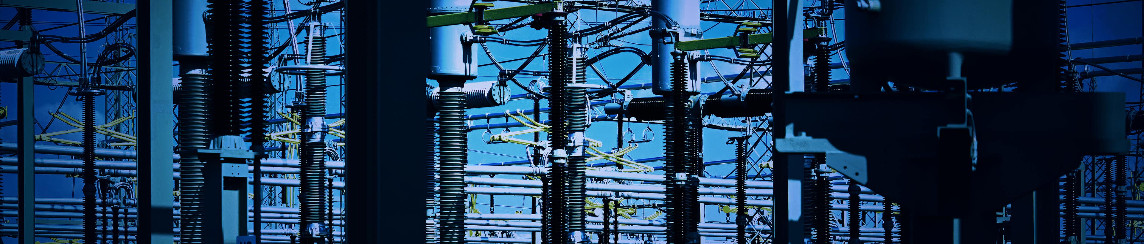 Foto Umspannanlage, Kabelmasten, Stromabnehmer und Isolatoren, blauer Himmel