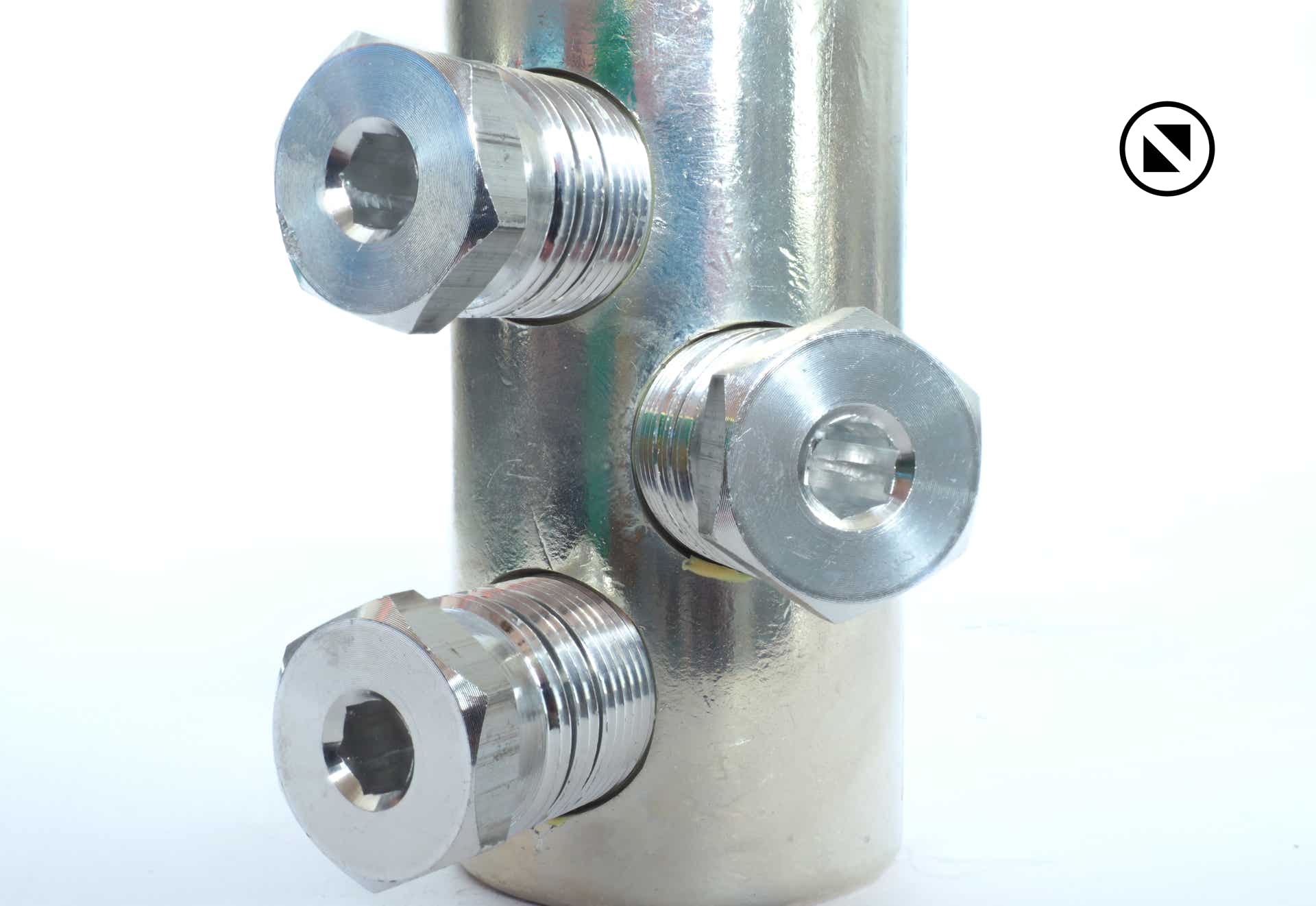 Foto Verbindungsmuffe Aluminium mit drei Aluminium Schraubenmuttern senkrecht auf weissem Untergrund stehend